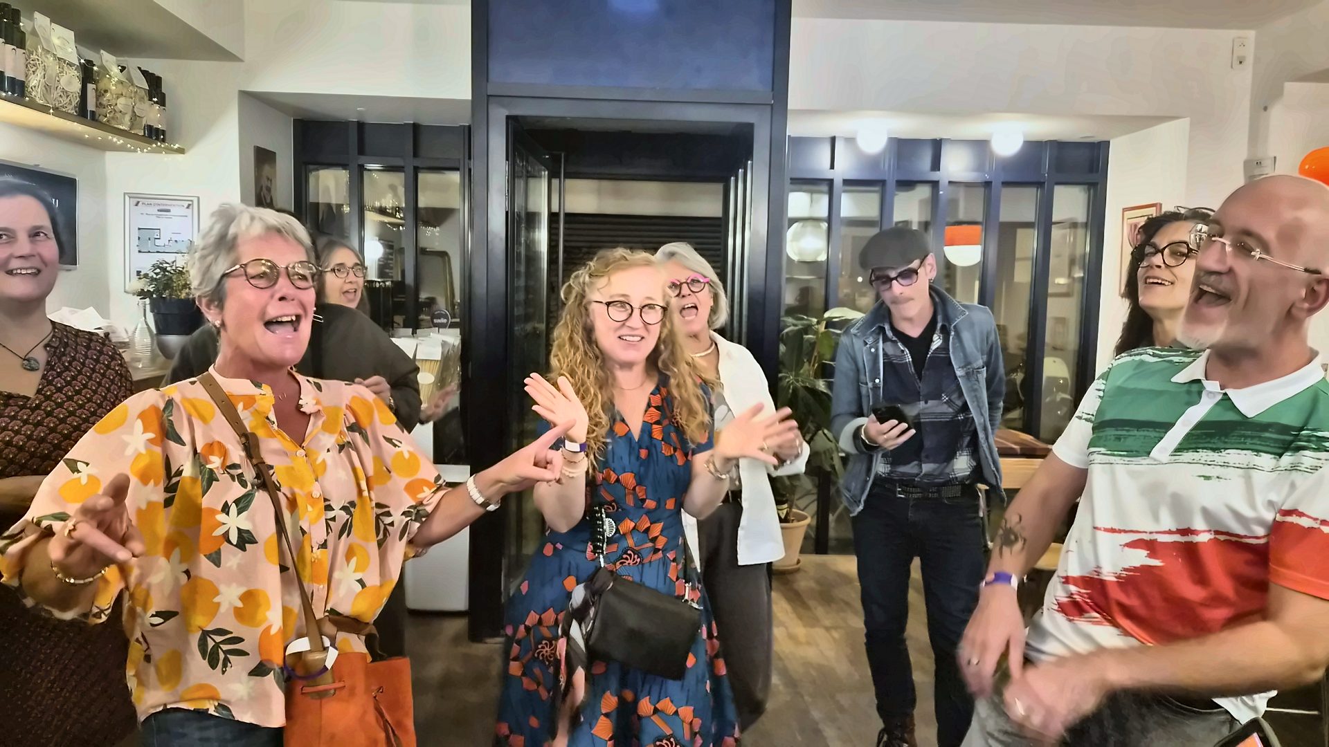 Ambiance festive à La Latteria : les participants chantent et applaudissent pendant l'Aperitivo Italiano